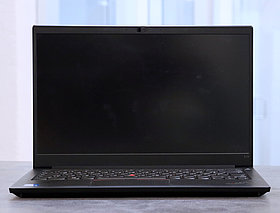 Ein Laptop mit sellify-Erklärvideo steht im Eingangsbereich von businessacts.