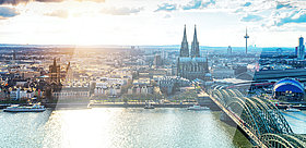 Das Bild zeigt den Kölner Dom und die Rheinbrücke.