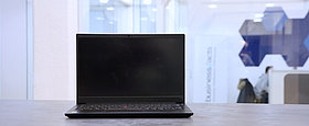 Ein Laptop mit sellify-Erklärvideo steht im Eingangsbereich von businessacts.