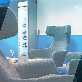 Das Bild zeigt die Lounge im Social Room der business//acts GmbH.