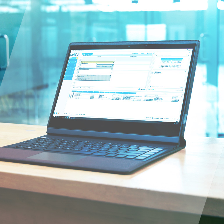 Ein aufgeklappter Laptop zeigt eine sellify Arbeitsoberfläche.