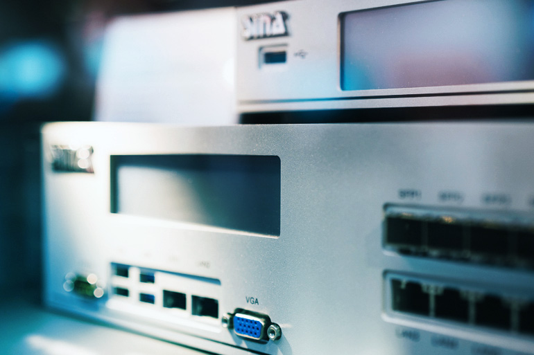secunet SINA Das Bild zeigt Anschlüsse einer SINA-Box, ein Produkt von secunet.